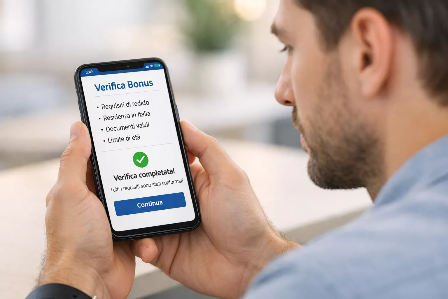 Persona che verifica informazioni su uno smartphone